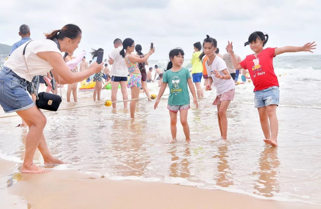 游客"海底漫步"与鱼群零距离接触|海陵岛|大角湾_新浪新闻