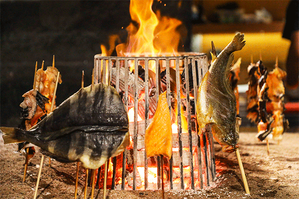 二环「室内野炊」店!在沙滩上烤鱼!围着篝火吹空调