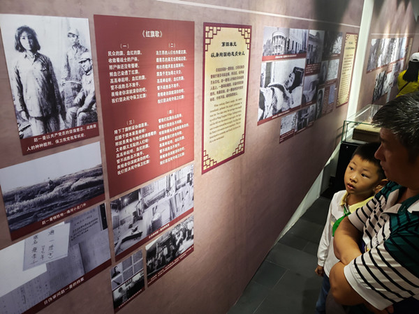 图说:市民观看展览  本报记者陈梦泽摄同日,由上海淞沪抗战纪念馆和