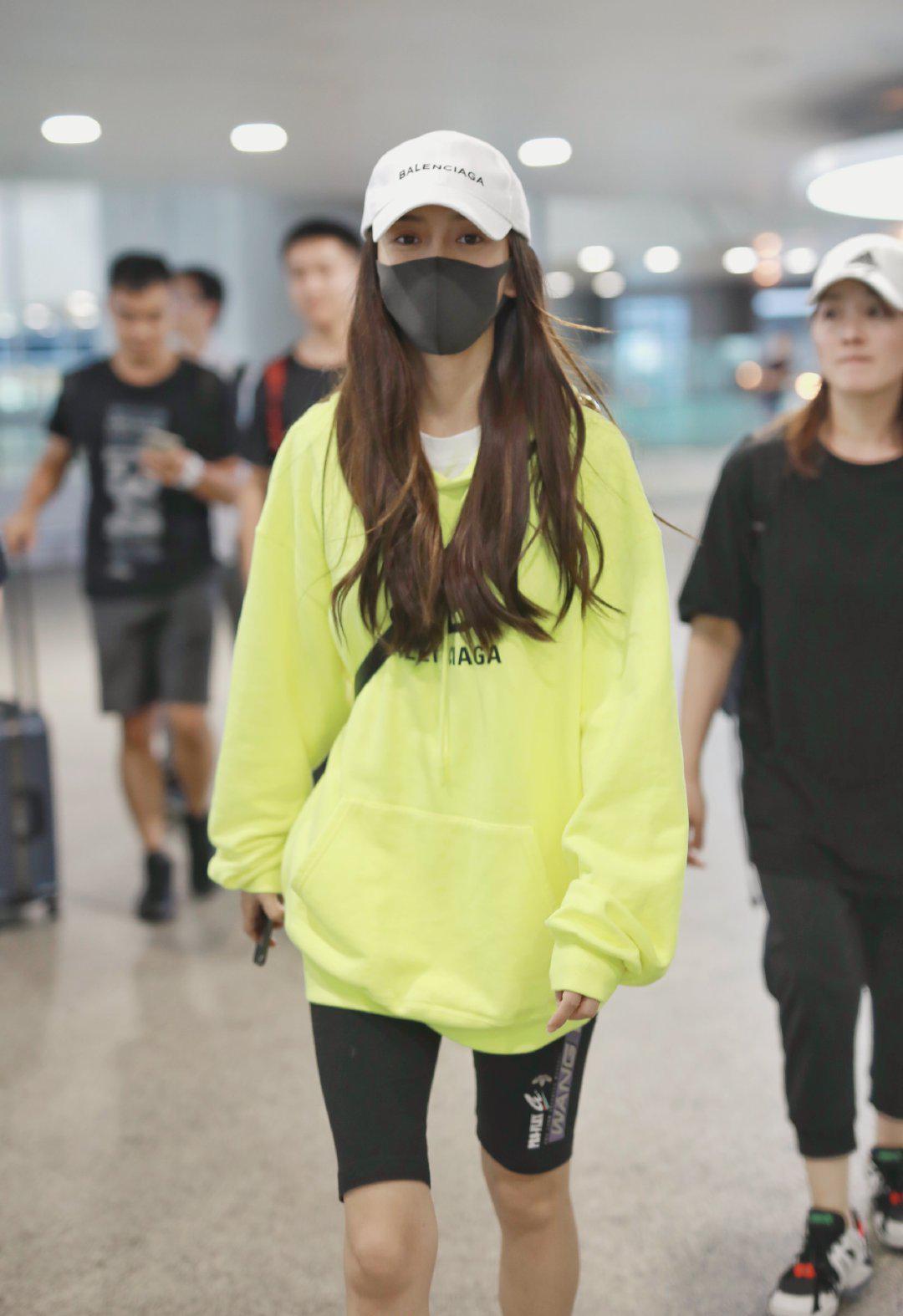 baby素颜穿杨幂同款健美裤少女感十足,小海绵身后喊妈妈很心酸