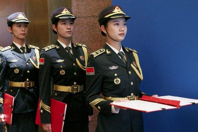 军装上挂的那根黄绳子是干嘛用的