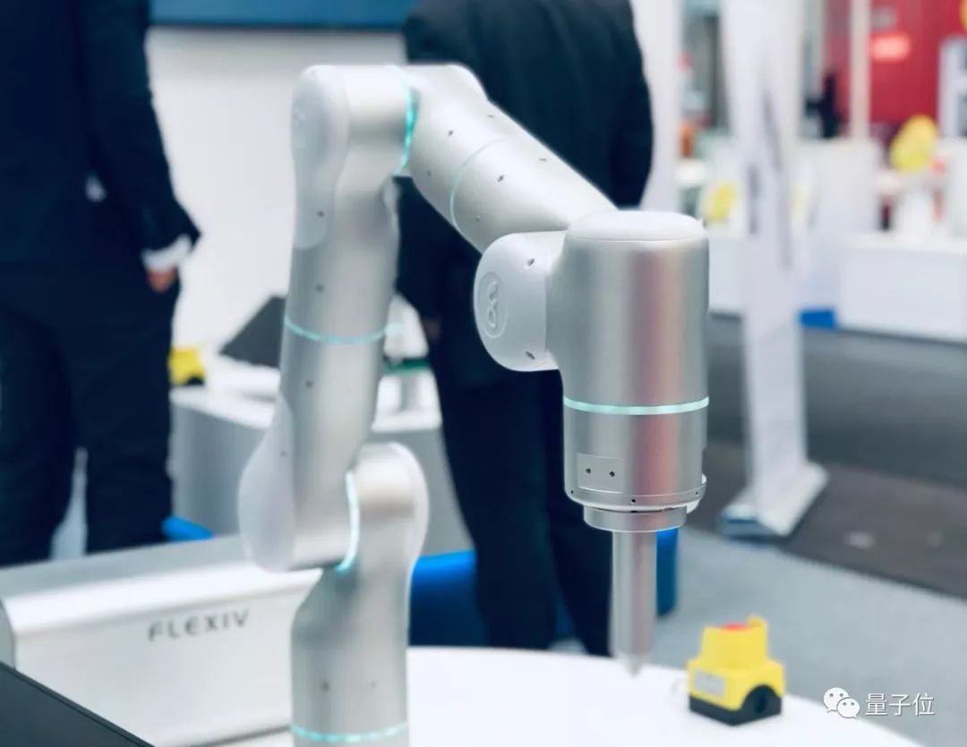 css背景自适应高度 div如何实现高宽自适应