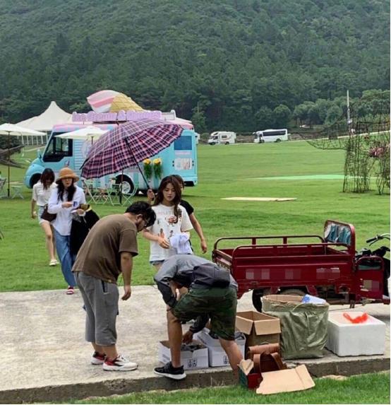 杨超越许魏洲翻拍浪漫满屋片场5个人伺候杨超越好大牌