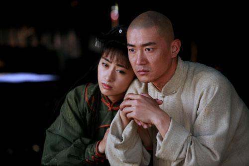 领衔主演了真爱系列第二部《百万新娘之爱无悔》,饰教