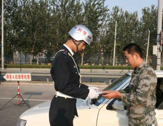 部队中有一个兵种是人见人怕,他们就是戴着白帽子的纠察兵