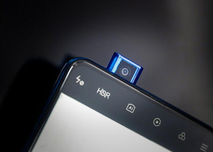 前置升降摄像头设计,使用了第七代屏下指纹技术,加上前置2000万,后置