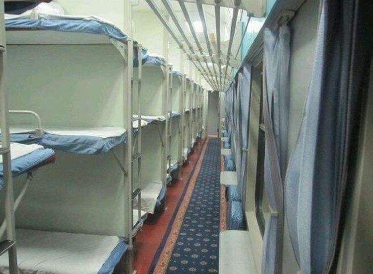 火车卧铺共三层为何说女性不要选下铺女乘客不想再吃亏了