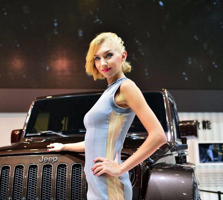 牧马人亮相车展与洋妞车模上演美女与野兽外观彪悍霸气