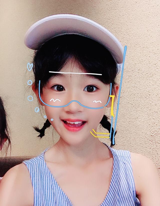 陆家有女初长成!贝儿晒甜美自拍,不忘吐槽妈妈拍照技术不如自己