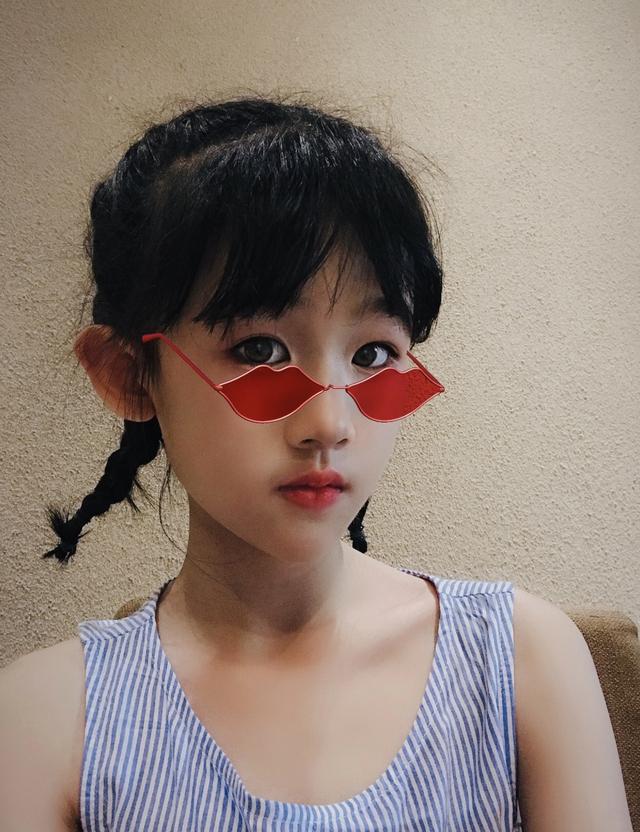 陆家有女初长成!贝儿晒甜美自拍,不忘吐槽妈妈拍照技术不如自己