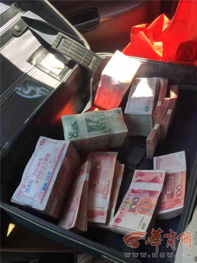 38万元现金落出租车上 西安热心的哥一小时后物归原主