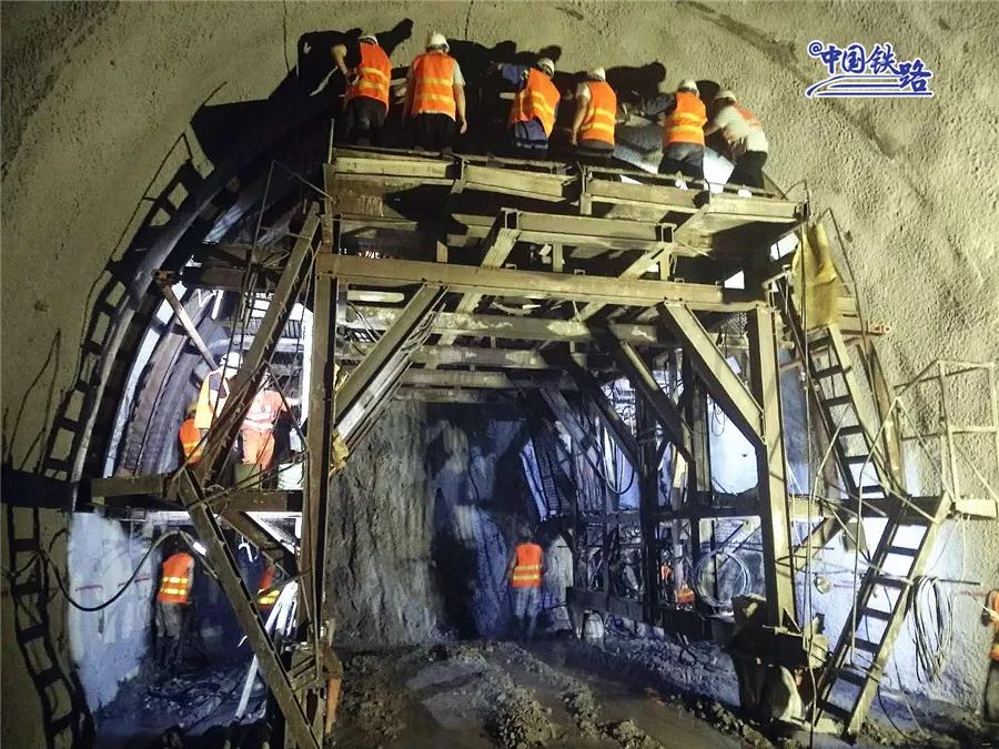 为何要修建辅助坑道?