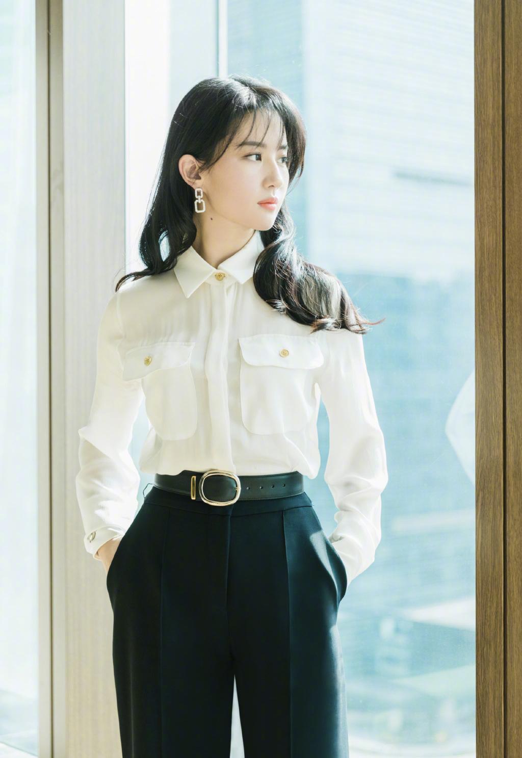 刘亦菲英姿飒爽花木兰,西装皮衣随便穿,让你感受帅气的神仙姐姐