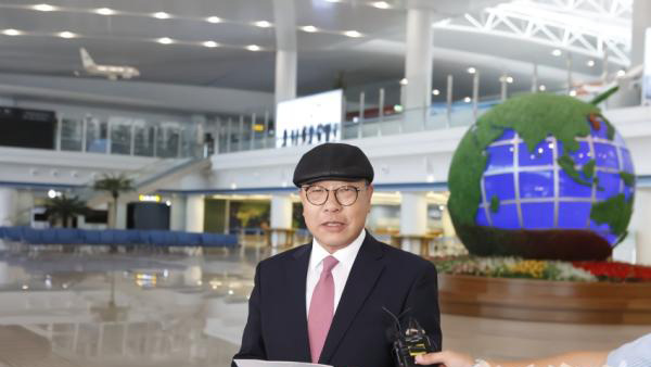 7月7日,在平壤国际机场,崔仁国抵达平壤后发表感言。