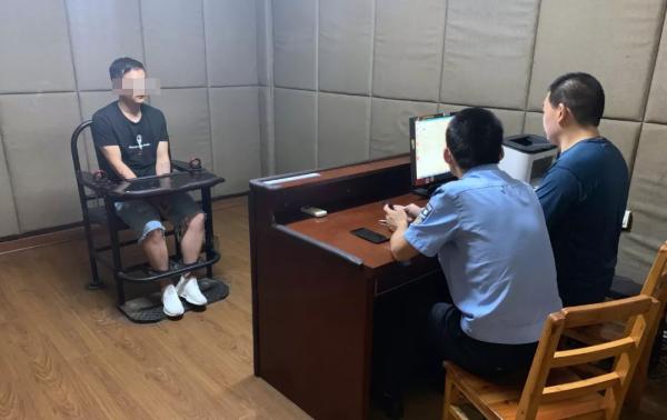 7月7日,涉嫌猥褻9歲女童的男子金某被抓獲。 義烏公安微信公眾號 圖