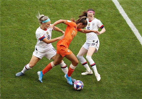 经过长时间的中场混战,双方的第一次威胁射门来自美国队的角球,朱莉