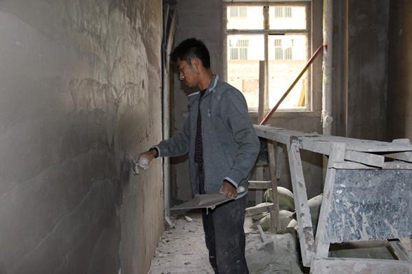 抹灰不分层,直接刮腻子,一看就是游击队,墙面不空鼓,开裂才怪