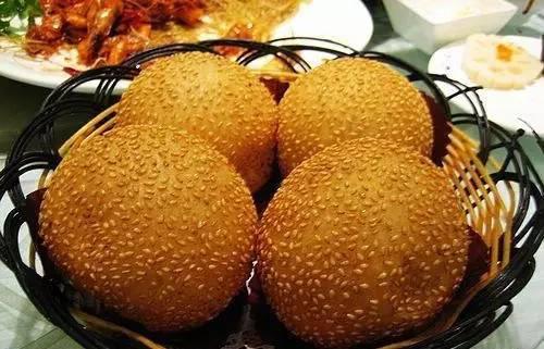 武汉传统小吃"欢喜坨",咬一口一声脆响后糖汁四溢,满嘴芝麻香