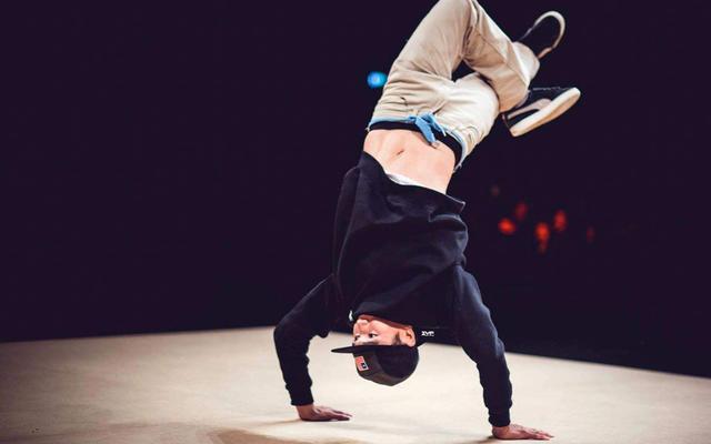 b-boy金小根有人说他"老了跳不动了",但他仍是那个反重力男人