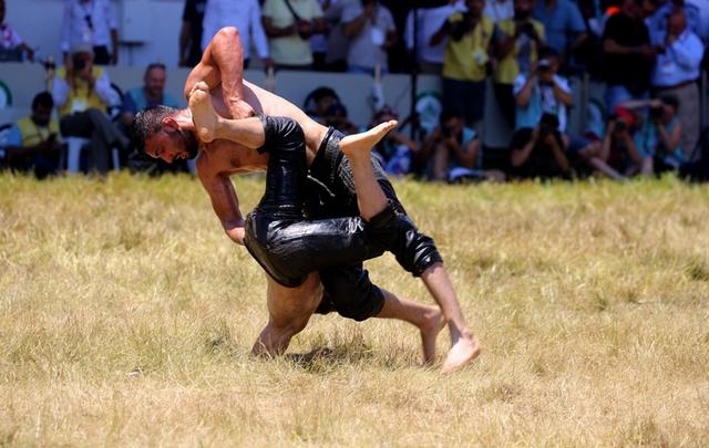 土耳其涂油摔跤比赛举行 猛男肉搏满屏油腻