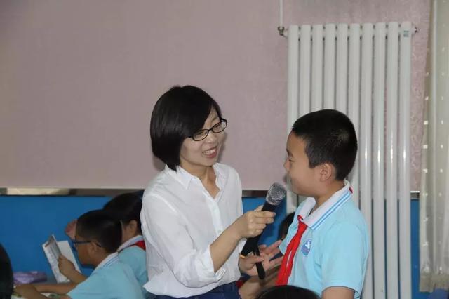 长安新城小学的周丽洁老师执教了四年级下册《夏日田园杂兴》一课.