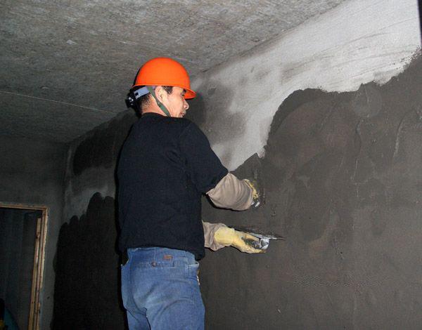 抹灰不分层,直接刮腻子,一看就是游击队,墙面不空鼓,开裂才怪