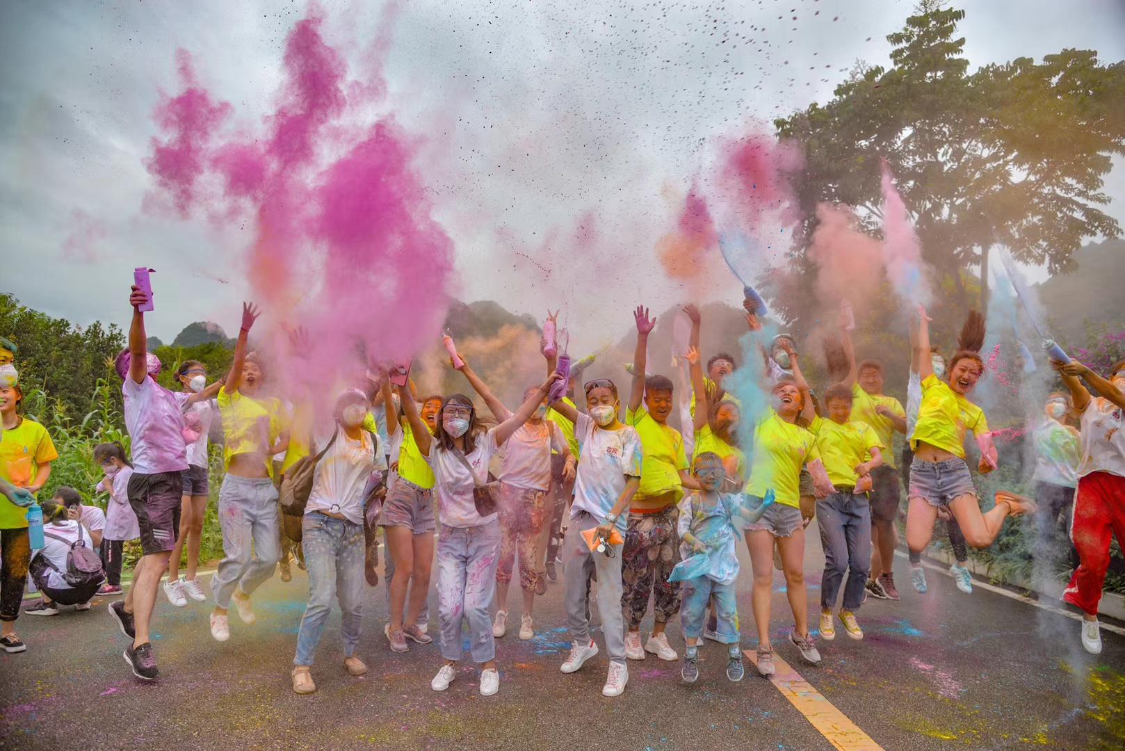 贵州黔西南万峰林景区举办彩虹跑很多人变成五颜六色太嗨了
