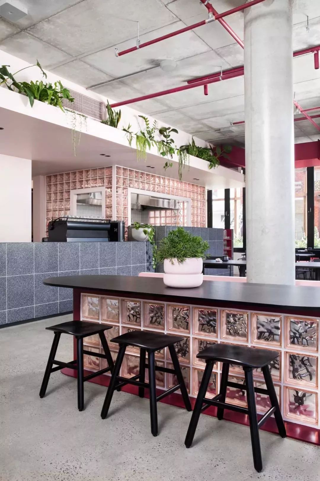 厨房的吧台和中岛,也可以用玻璃砖,除了能够增加采光,也是家里很好的