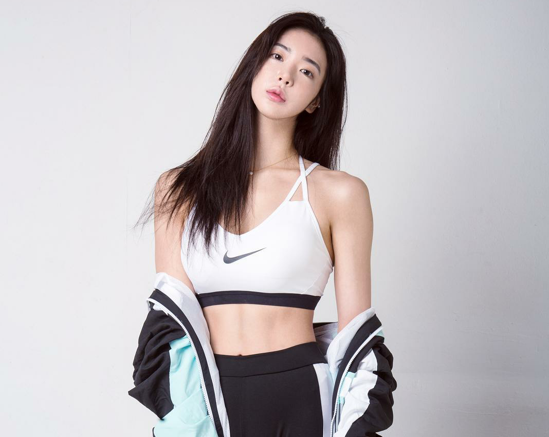 韩国健身女王李妍和摆拍魔鬼身材太迷人了