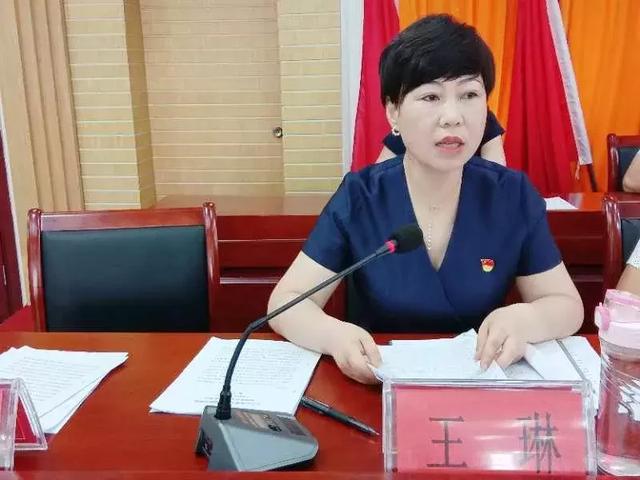 明港镇召开政治学习暨脱贫攻坚周调度会