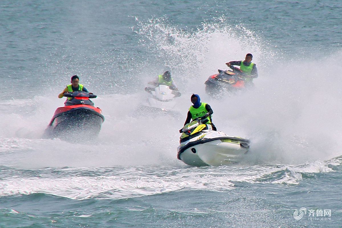 烟台摩托艇爱好者夏日逐浪 享受水上速度与激情