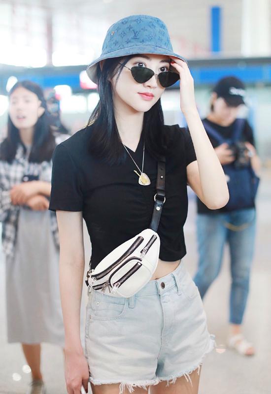 景甜看着哪像30岁?露脐t恤搭短裤清爽又减龄,身材比穿搭还抢镜