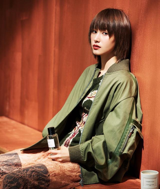 王子文写真照曝光,穿v领波浪纹长裙成熟美艳,秀小腿更是吸睛