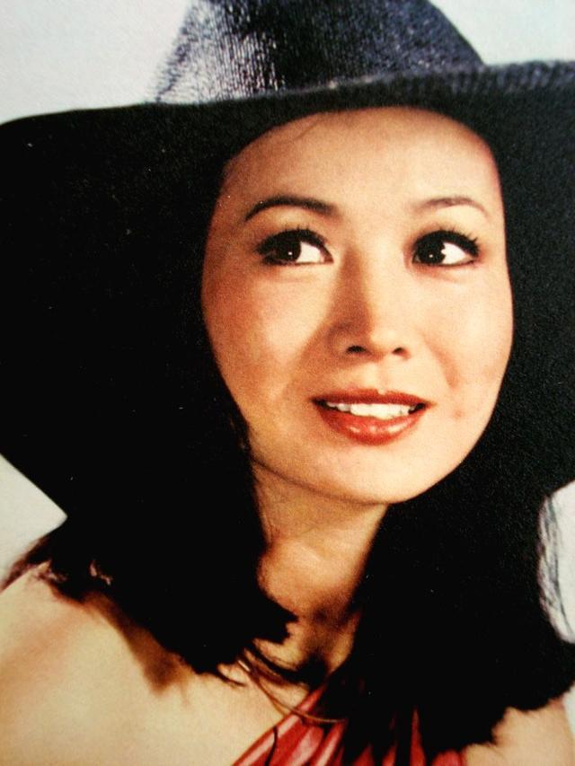 井莉,出生于山东济南,因为某战争全家人到台湾.