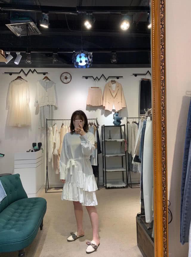 女大学生逛服装店,边试衣服边自拍,男老板看得流口水