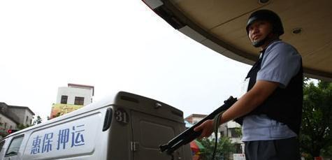 为何运钞车押运员只用霰弹枪,而押运高考卷的武警却用的步枪呢?