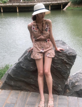 仔细观察张兆艺确实跟小时候完全不同了,女大18变,如今的张兆艺有一米