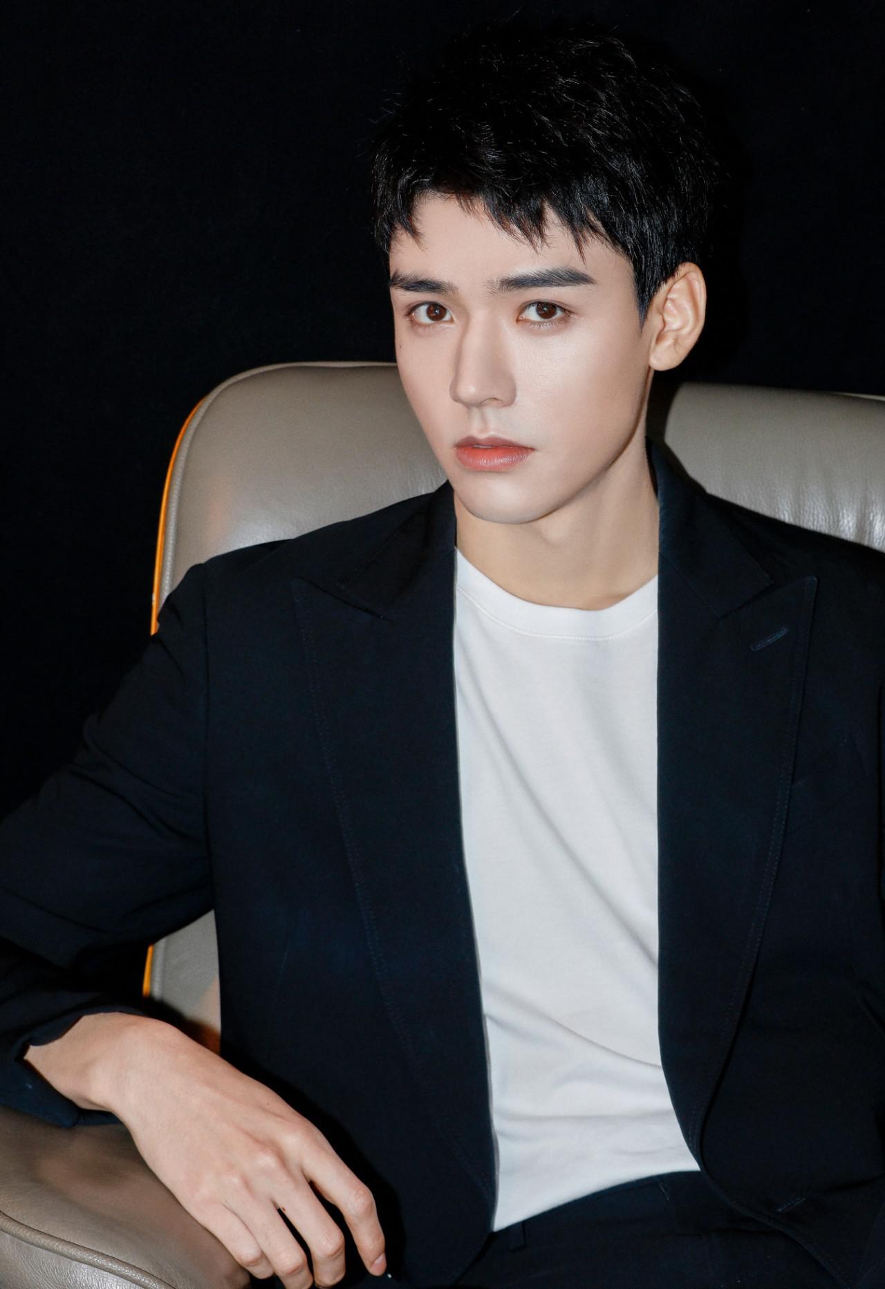 贾鹏执行制片:曹庆泽,黄健导演:叶鸿伟题材:青春,奇幻,爱情演员阵容