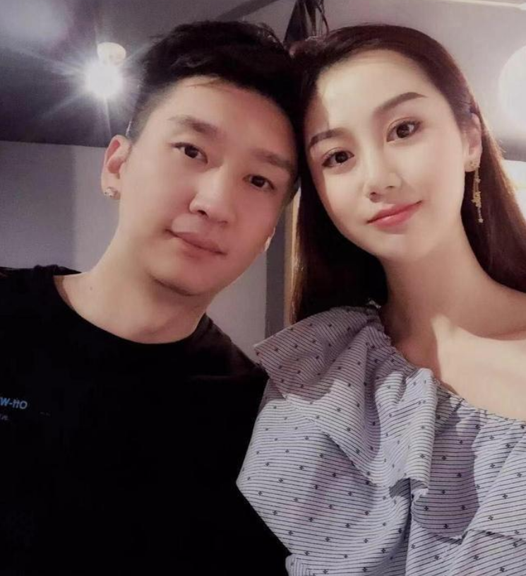 易建联妻子低调,孙悦妻子性感,大郅娇妻成研究生