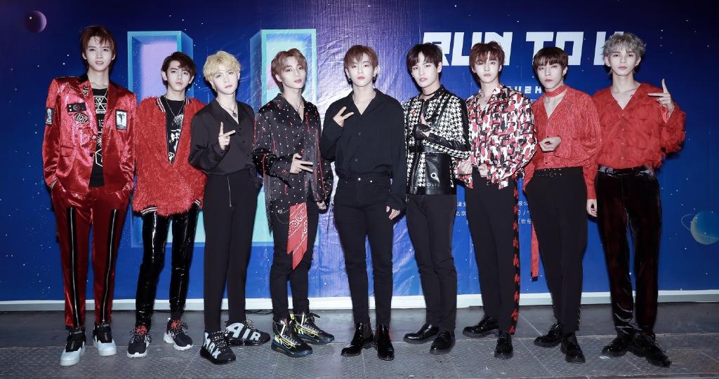 unine男团集体登封面,李汶翰穿黄t显活力陈宥维全黑