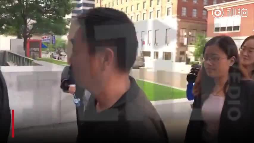 庭审现场放章莹颖唱歌视频：父亲凑近观看