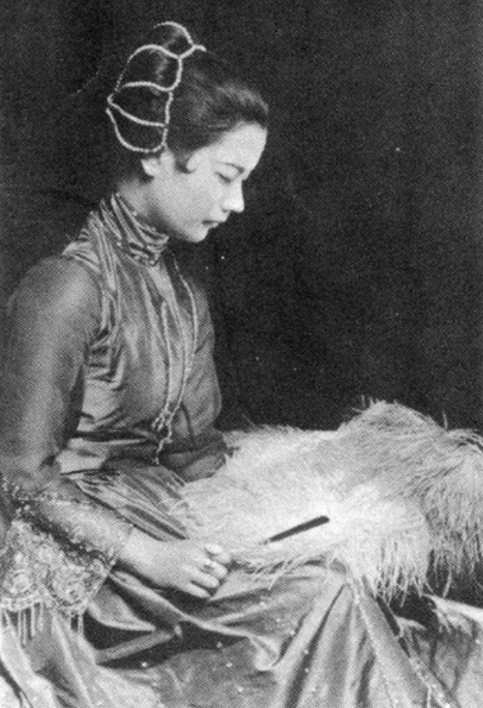 周采芹的母亲裘丽琳,是上海滩赫赫有名裘天宝银楼的三小姐,一个名副