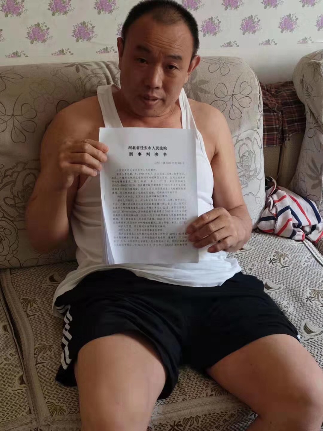 　年近53岁的李志敏，于昨日拿到迁安市法院“无罪”判决书。受访者供图