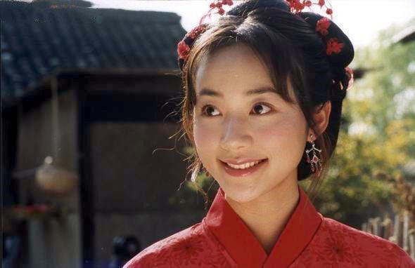 第一位:林心如早年古装剧《新楚留香传奇》红娘子样子抿嘴微微一笑