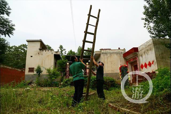 闫爱民称，竖梯子处为案发现场。图片来源：网络