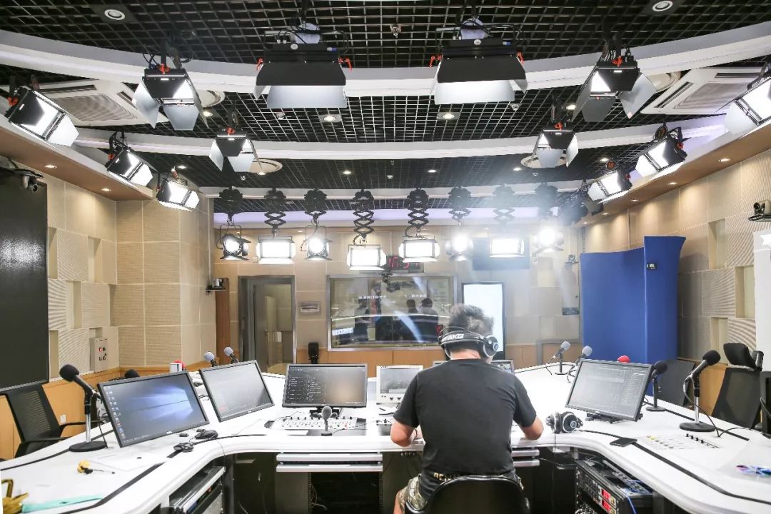 千呼万唤始出来山东人民广播电台融媒体演播室启用啦