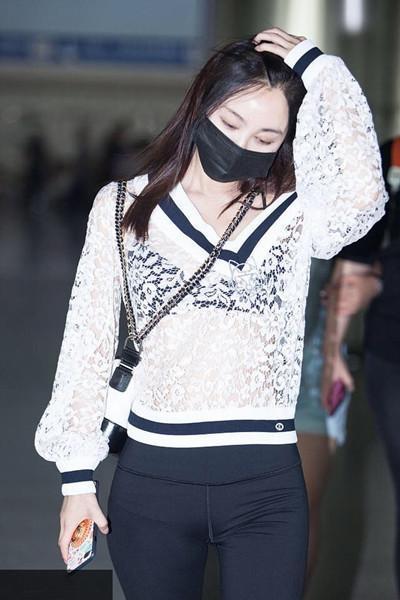 李菲儿这香肩露的太尴尬,本来就是透明蕾丝,走在大街上引人注目