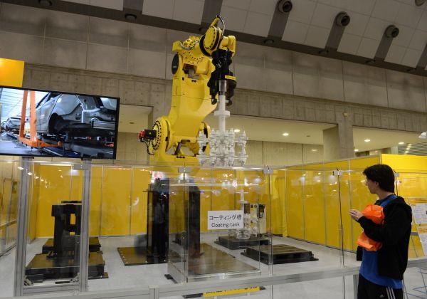 资料图片：一家日本企业展示能搬运1500公斤物品的机器人。（路透社）