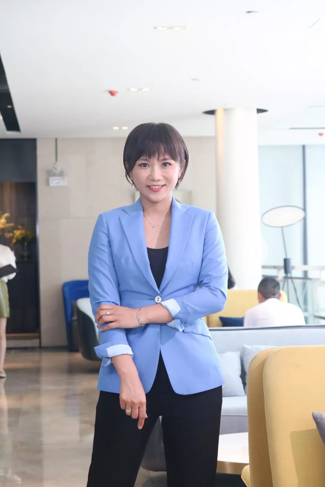 剧中角色:35岁,籍贯广东郁南,主持《今日关注》《和事佬》等节目广东