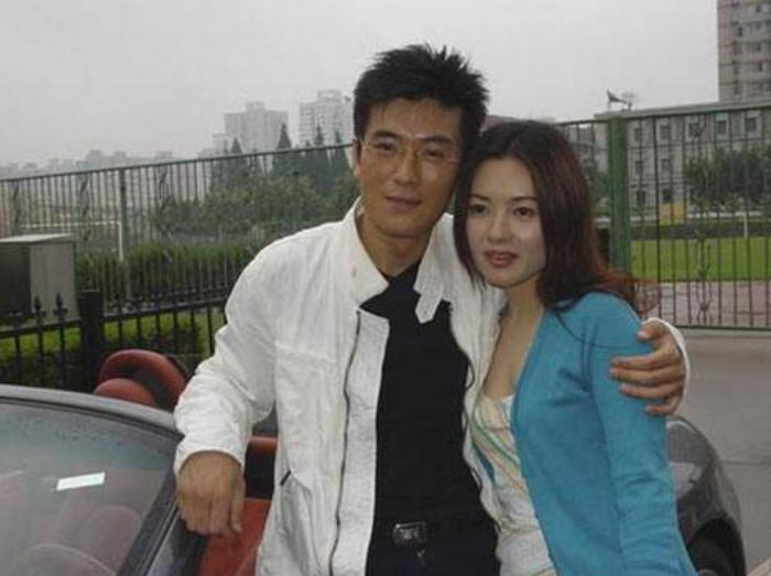 出poos配合,由此可见情商还是不错,说起来这些年黄圣依自从嫁给扬子之